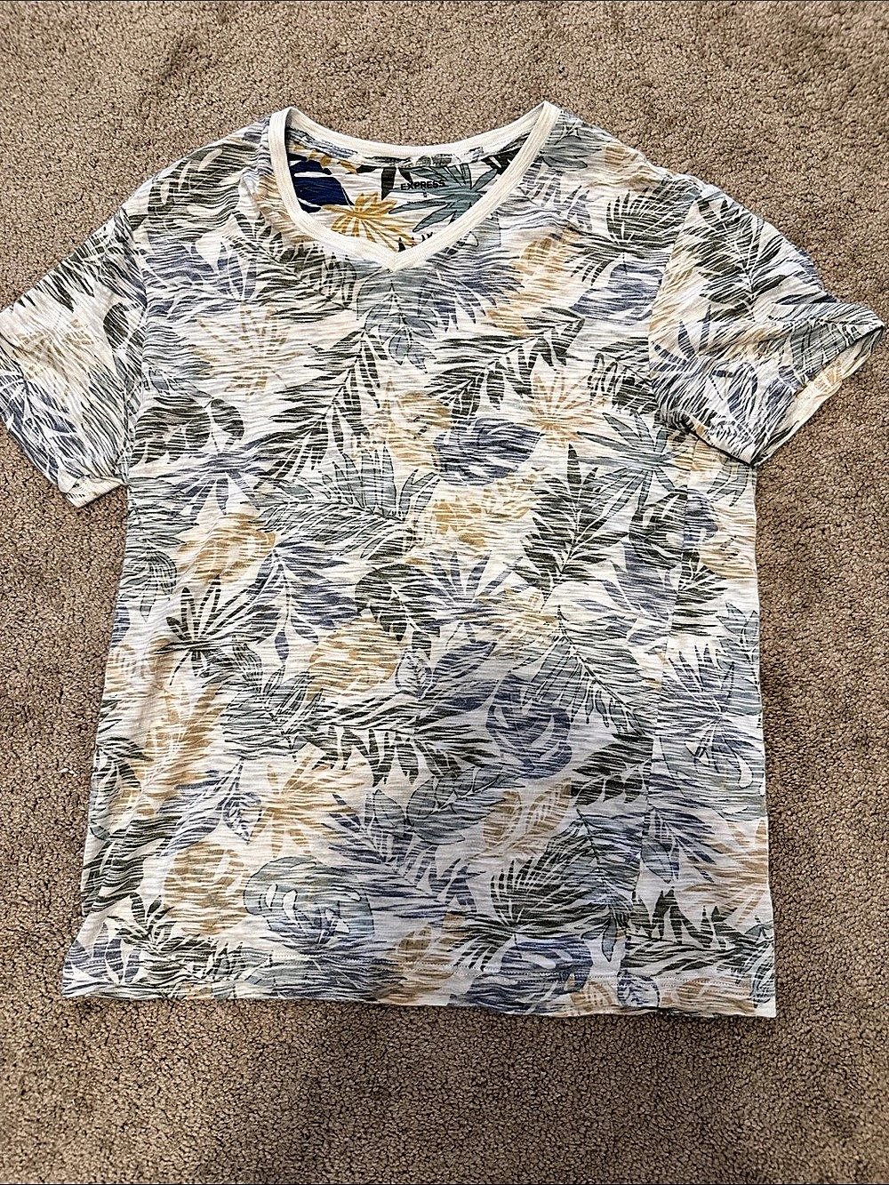 Express Floral Short Sleeve Tee in White & Blue Size Medium